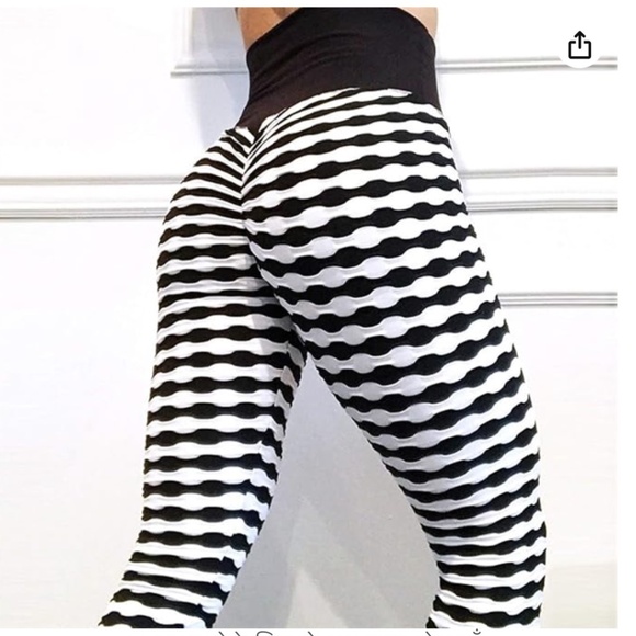 Black and White Scrunch Butt Leggings - Picture 1 of 7